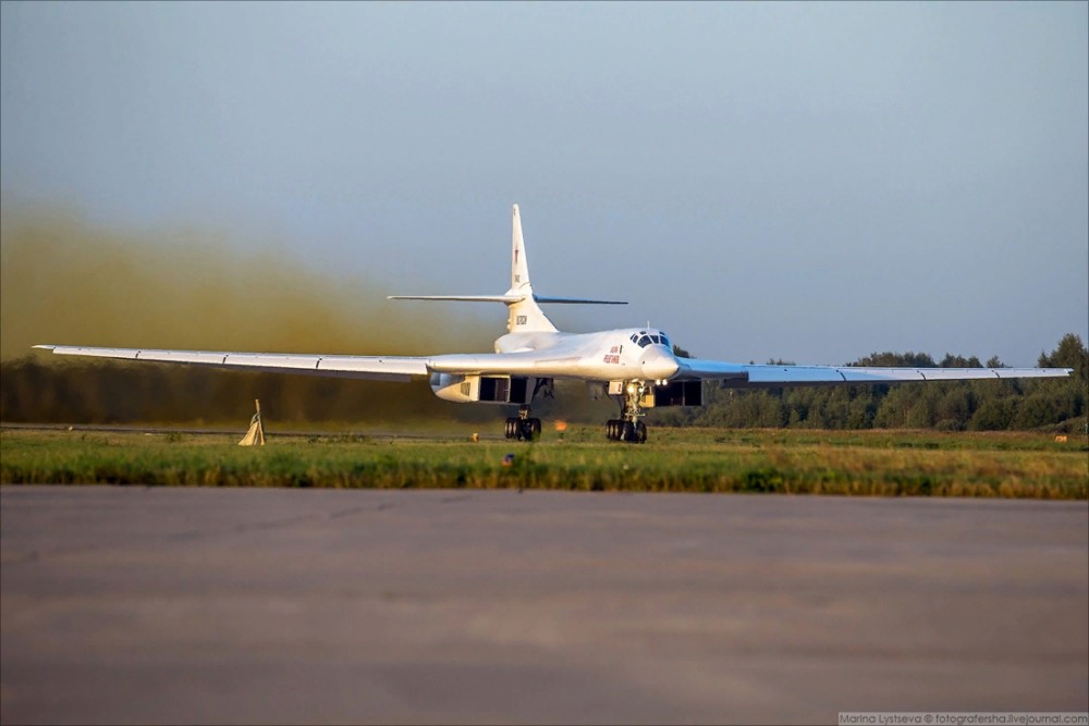 外形上如同漂亮的白天鹅,与中国擦肩而过的图-160轰炸机