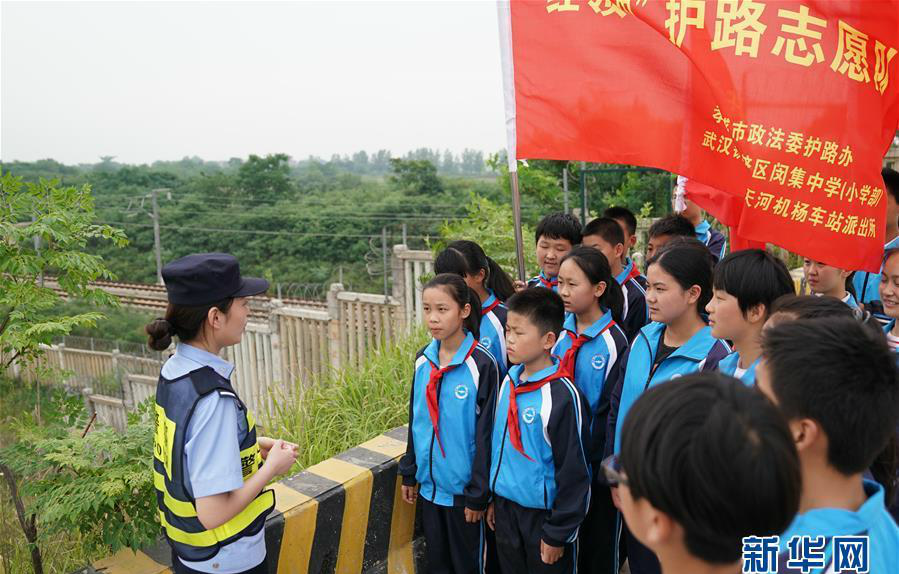 孩子们的红领巾护路志愿队
