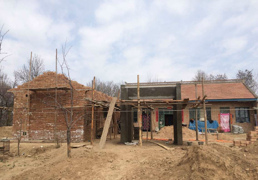 图上为三间偏房,都是用泥土和的泥与砖头堆起来的.