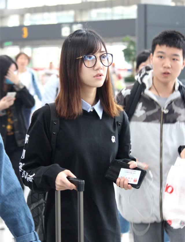 终于知道了冯薪朵为啥出门总戴眼镜,不是近视,也不是装文化人!