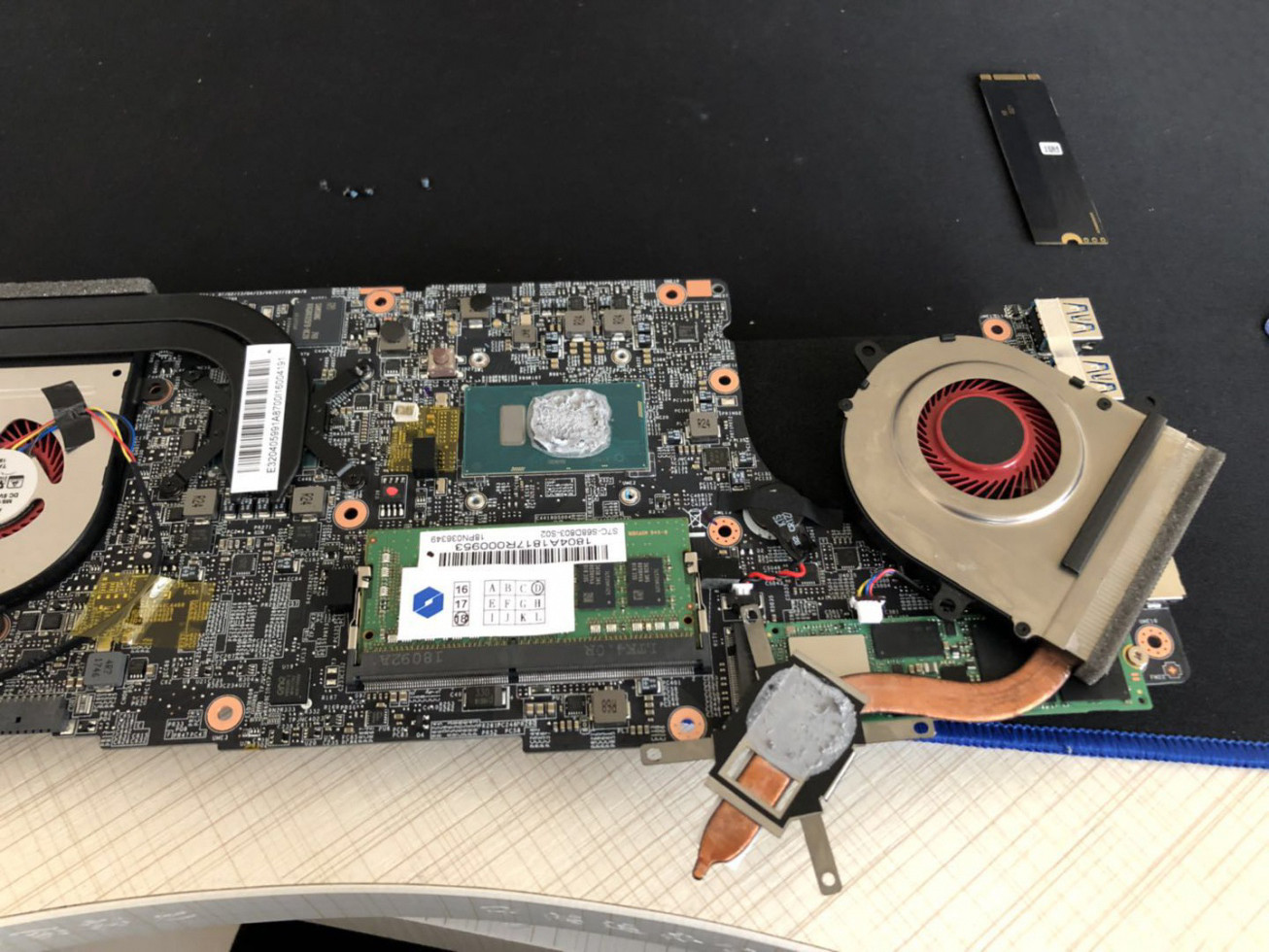 机械革命s1就是一台单内存槽的本本,而且还是要把主板拆掉才能换内存