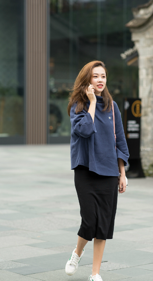 秋季美女街拍,第二位一身休闲装非常酷,第三位格外的时尚