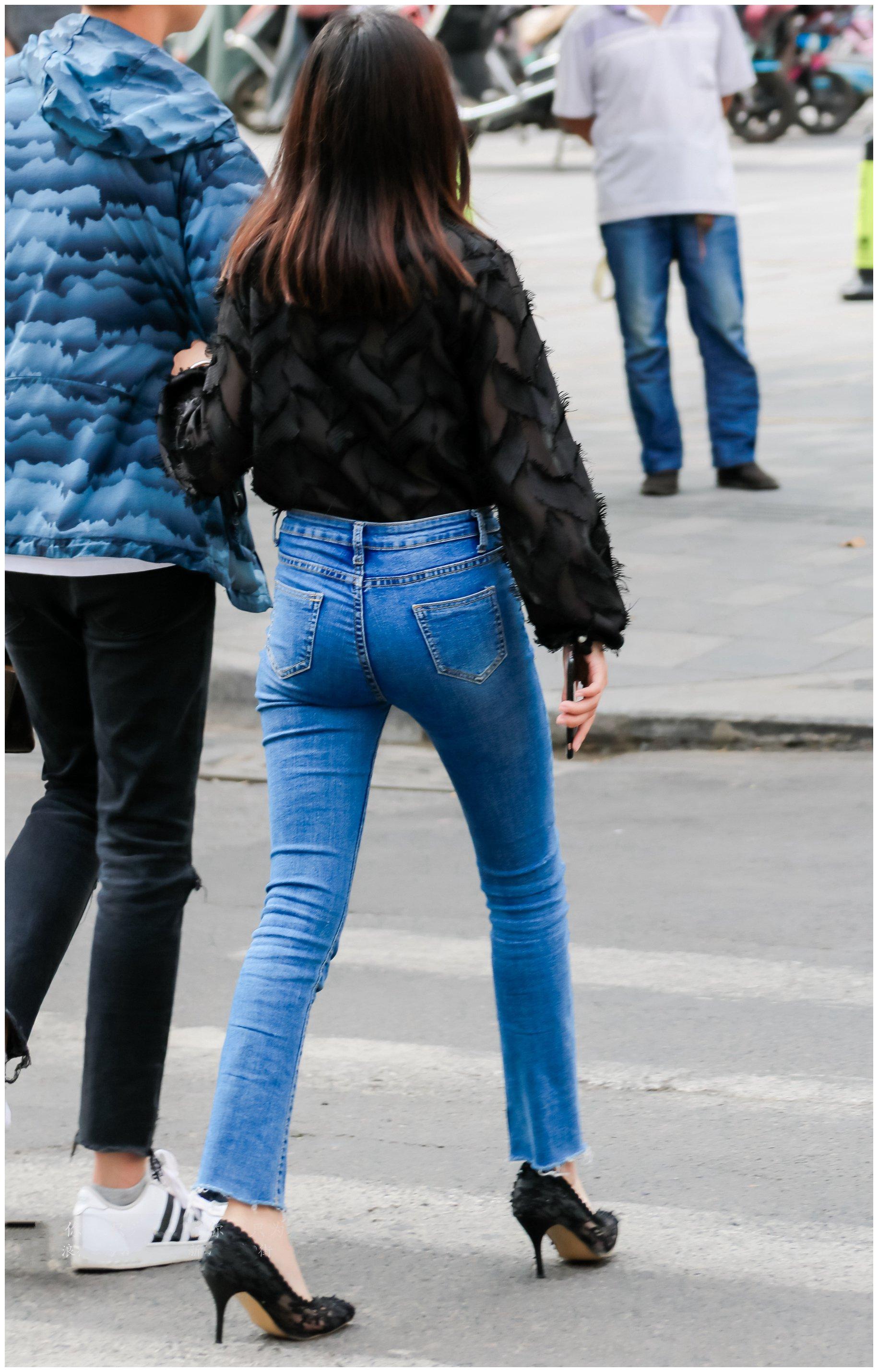 街拍:紧身牛仔裤搭配黑色薄纱长袖上衣,这样的牛仔裤简便又好看