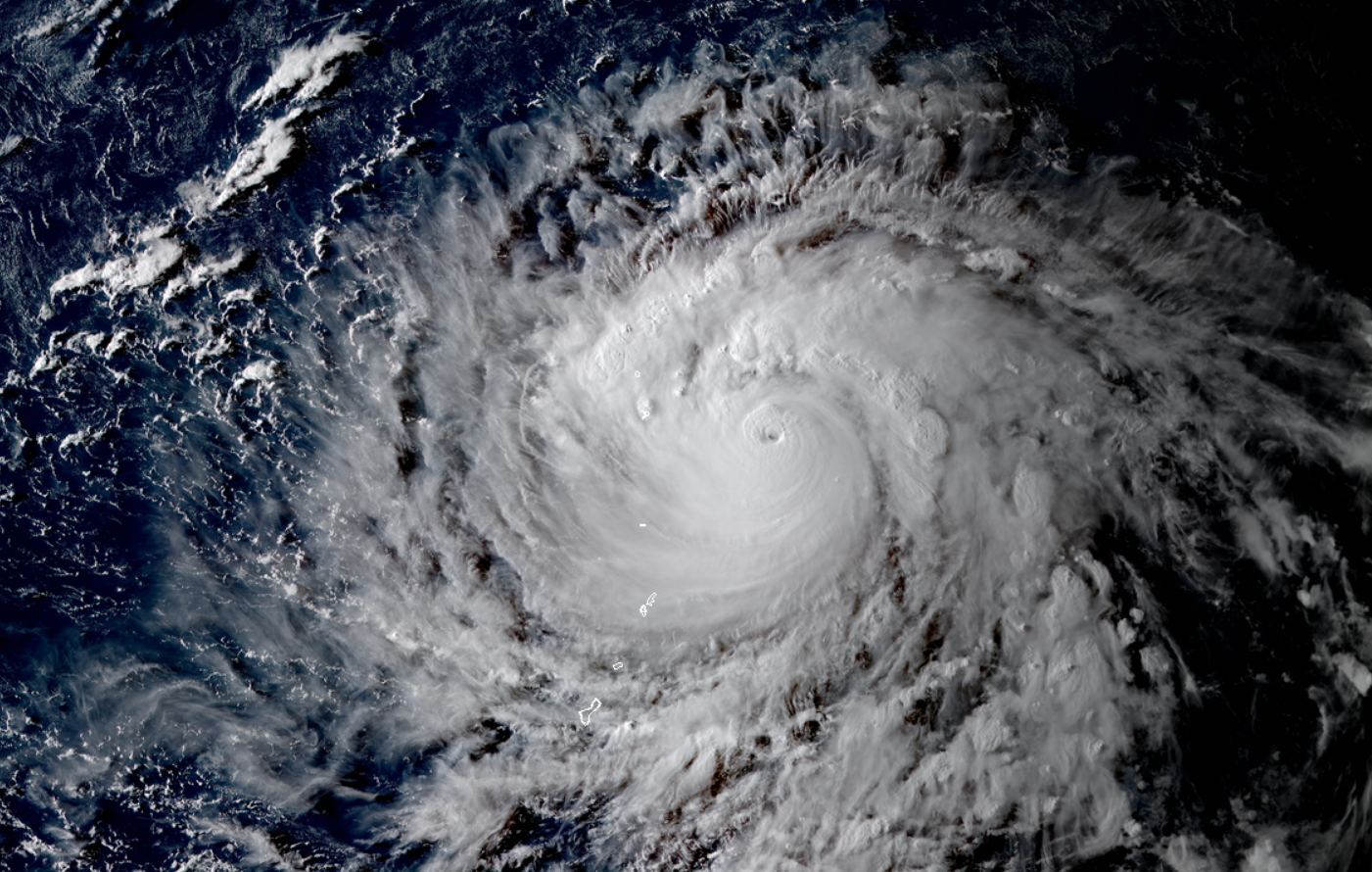 从太空看8月30日天气:华南沿海暴雨凶猛,飞燕加强成为超强台风