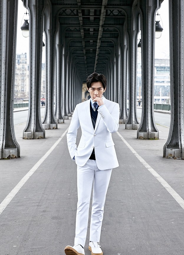 杨洋穿白色西装游走巴黎 化身痞帅王子