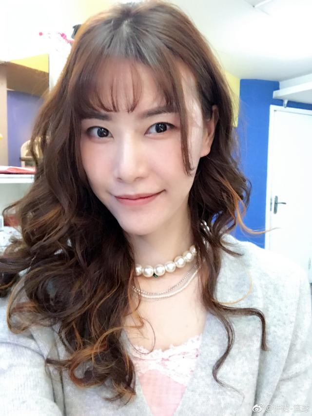 许诺大胆露肚脐晒大长腿吸睛,31岁单身却一点也不寂寞