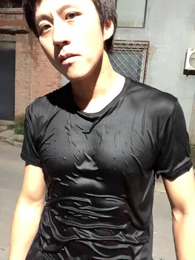 邓超秀腹肌网友却吐槽他是p的