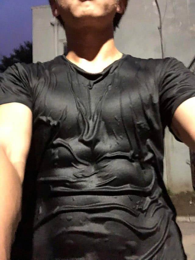 邓超秀腹肌网友却吐槽他是p的