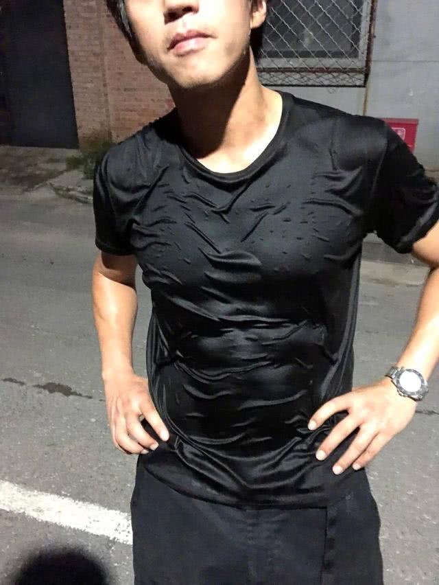 邓超秀腹肌网友却吐槽他是p的