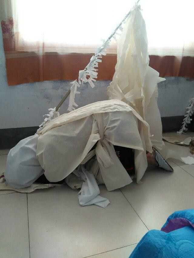 前妻去世我带儿子参加葬礼刚到现场儿子大叫一声我怒砸灵堂