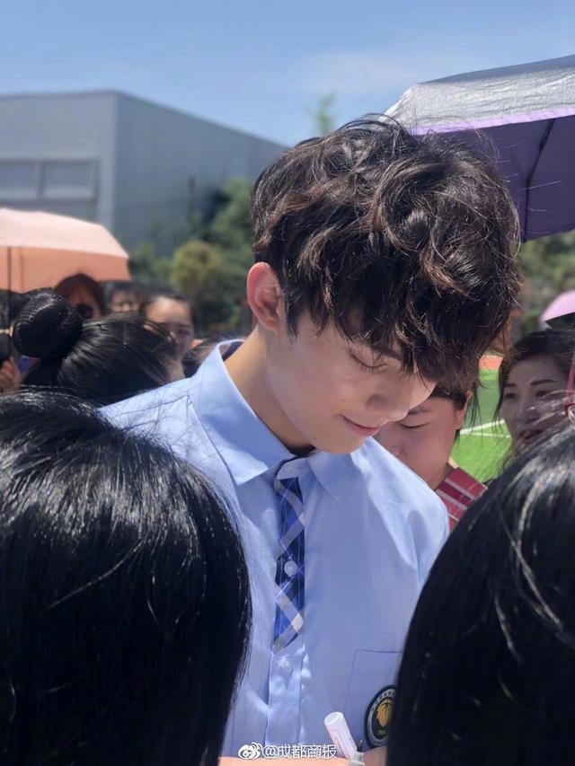 吴磊简直就是校园剧完美男主!简单校服的满满