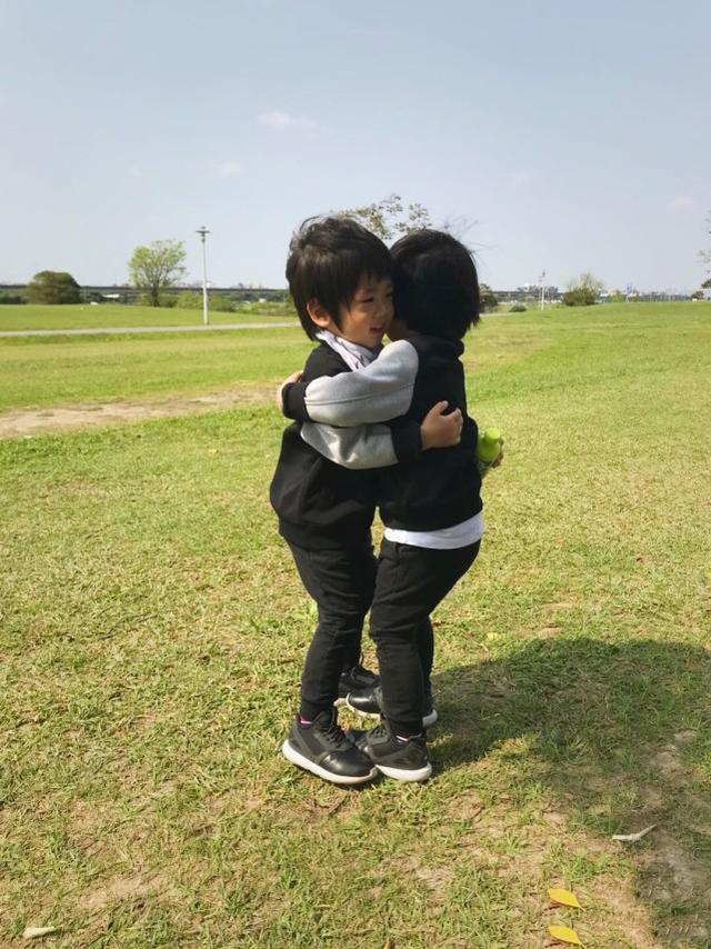 林志颖双胞胎儿子草地上晒太阳,玩抱抱,宝宝超长睫毛萌化了!