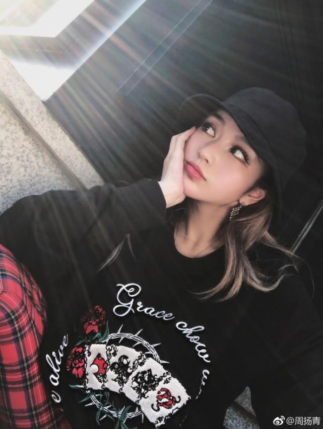 罗志祥女友周扬青晒美照, 露香肩秀长腿, 一秒帅酷一秒女人味