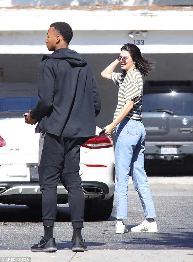 肯达尔詹娜和男友外出肯豆害羞全程遮脸没让摄影师一次拍个够