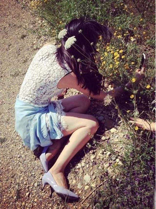 在薰衣草花海中,美美哒~高圆圆是公认的大美人,被路人各种抓拍高糊都