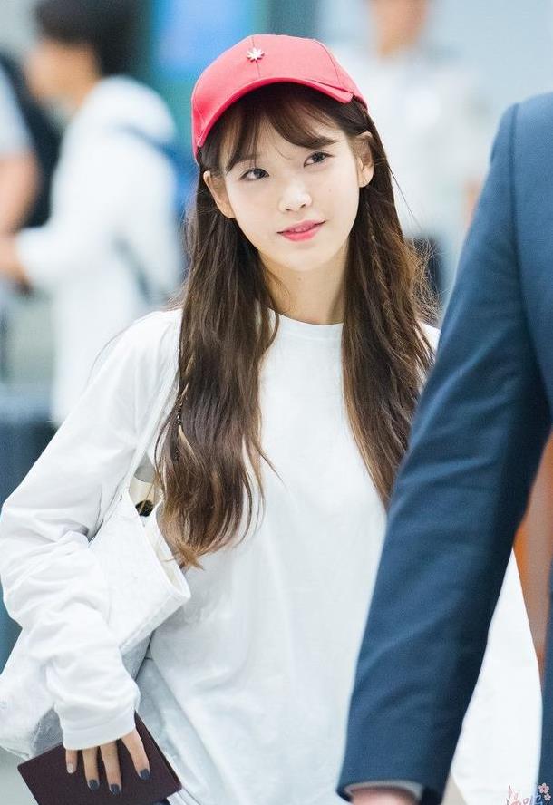 iu李智恩机场抓拍白色圆领宽松卫衣穿搭清新甜美简直美翻天