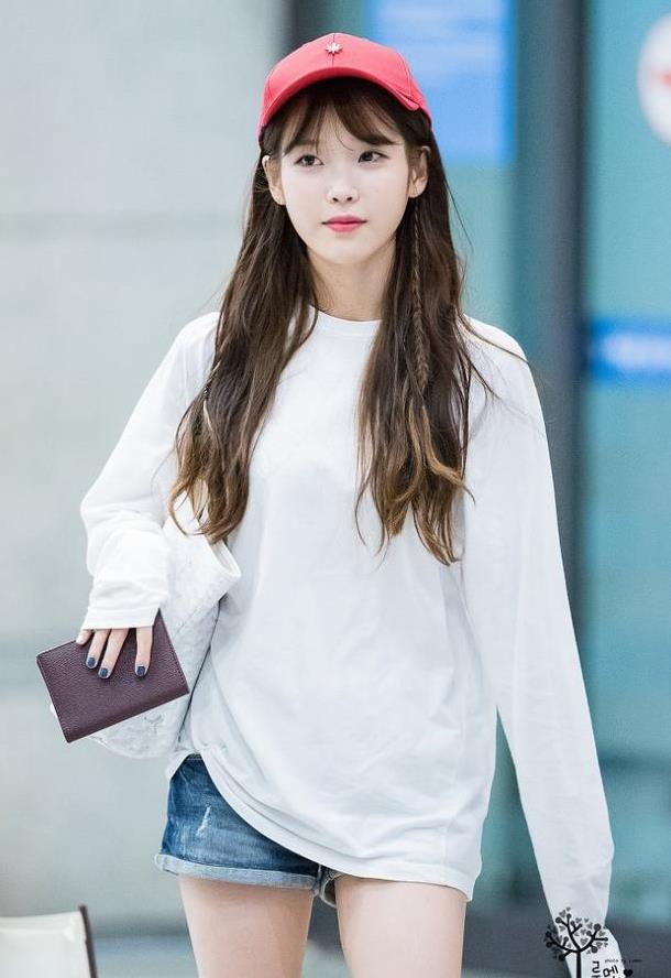iu李智恩机场抓拍白色圆领宽松卫衣穿搭清新甜美简直美翻天