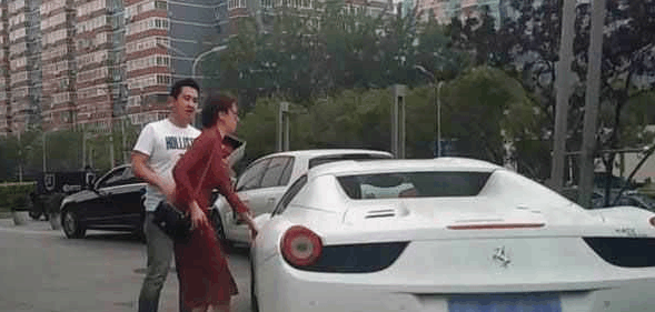 土豪自信开豪车捧鲜花表白女神, 结局你们应该