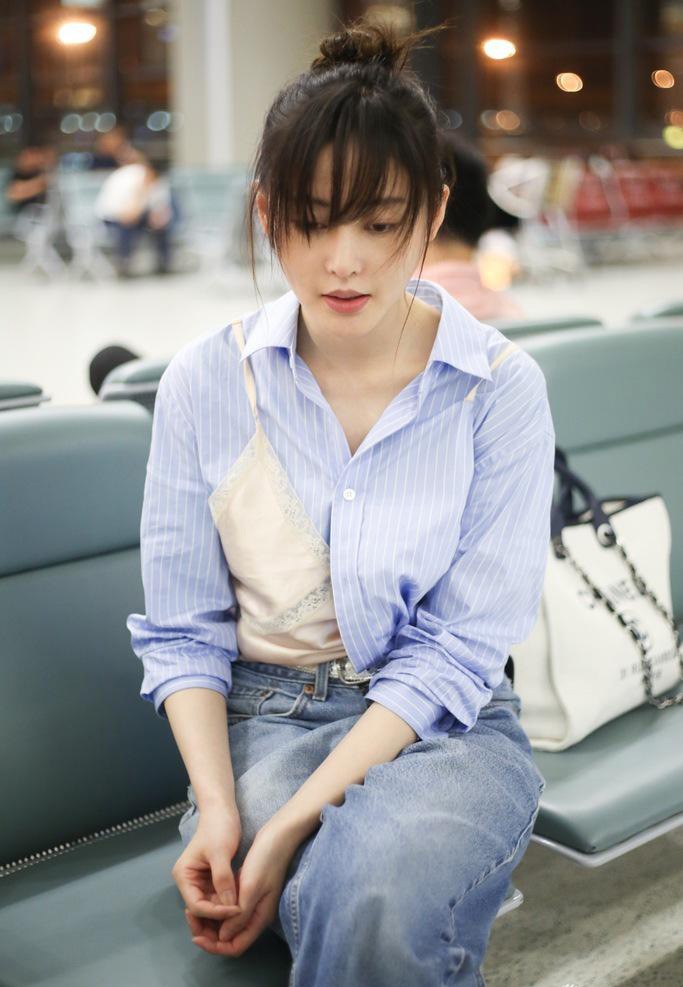 张天爱只穿运动背心,敞开外套秀好身材,网友:难怪大叔猛回头