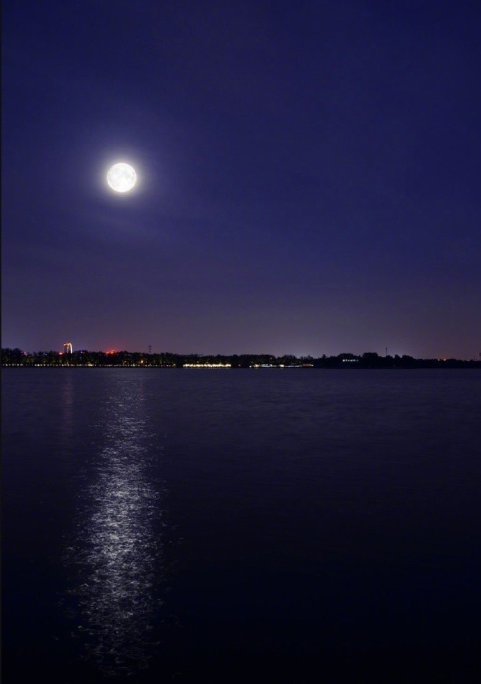 夜来急雪打船窗,今夜推窗月满江