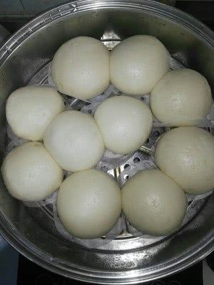 在家闲着没事干,自己动手蒸馒头玩,没想到老公和孩子都抢着吃