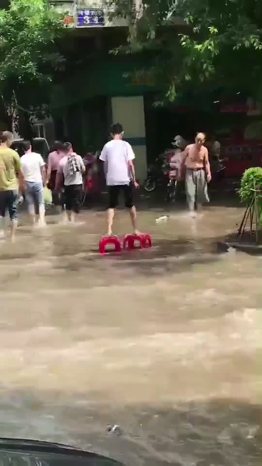 近日广东暴雨,广州、佛山等地发生多起可疑街