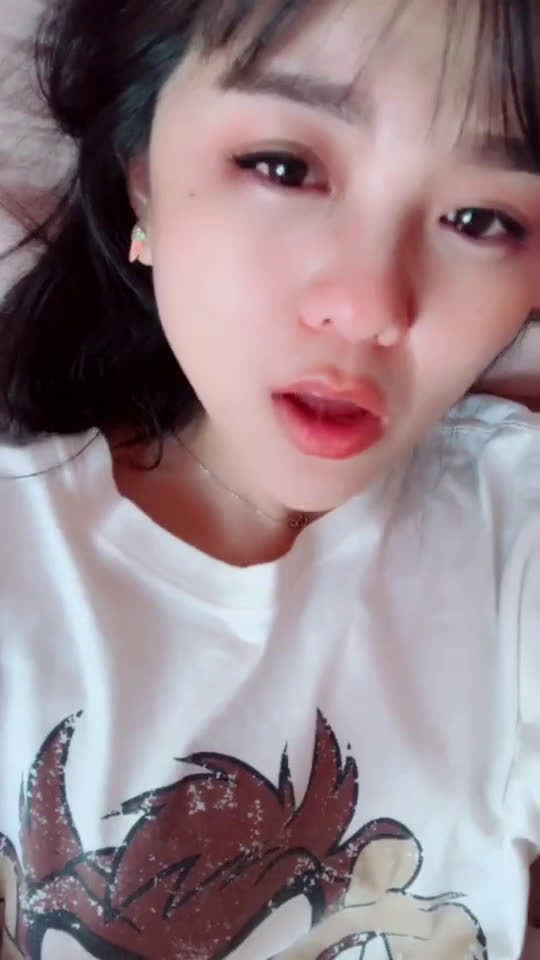 王者荣耀 小姐姐流泪控诉:我这打游戏打不过对面,骂人骂不过队友,人生