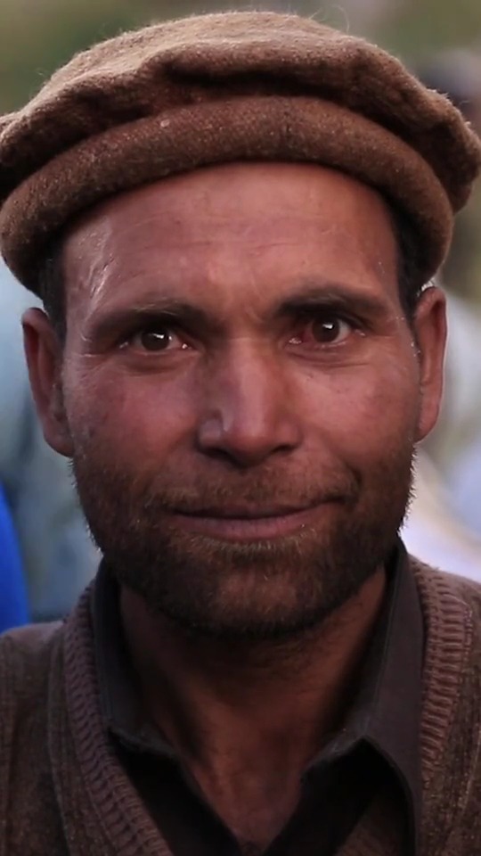 有着达叔一样的笑容,对生活充满希望,又充满着无奈!