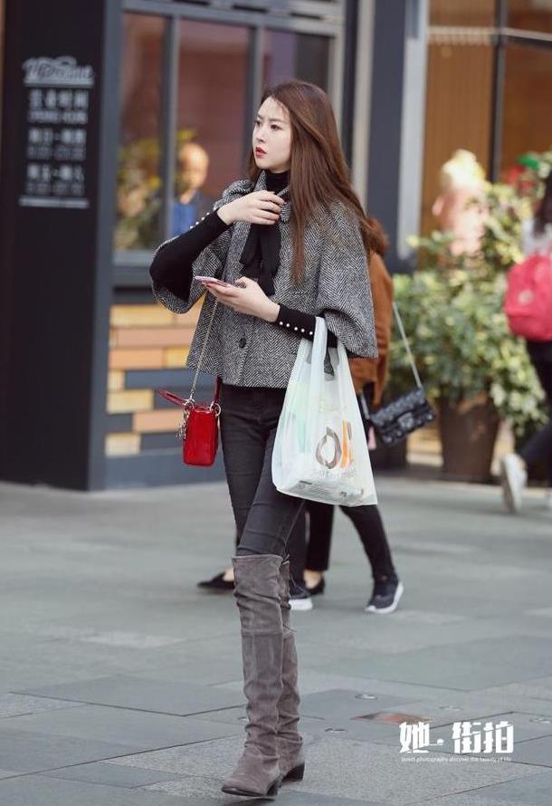 成都街拍千鸟格大衣搭配修身牛仔裤时髦又有女人味