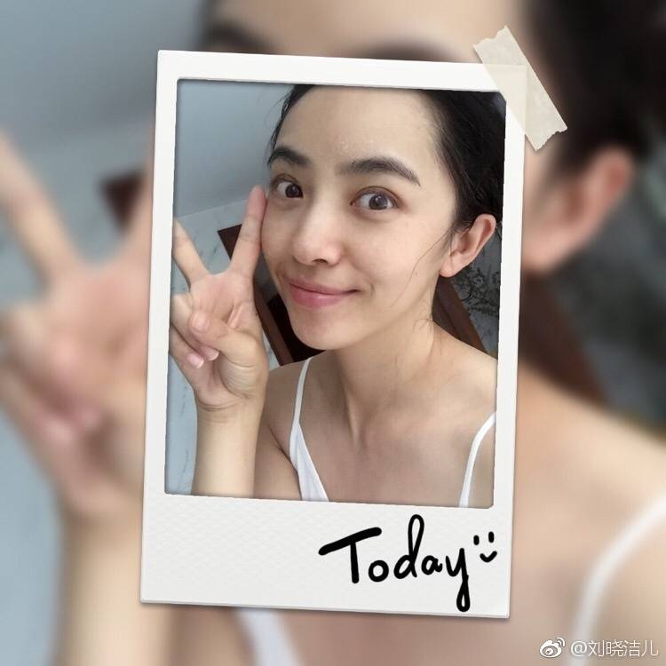 娱乐圈的模范夫妻,演过火凤凰黑猫和叶寸心,如今儿子8岁长这样