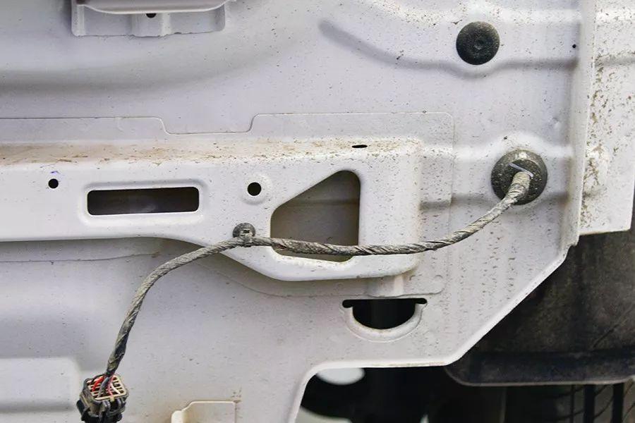 破纪录了!前防撞梁最薄,无后防撞梁,宝骏310倒数第一!