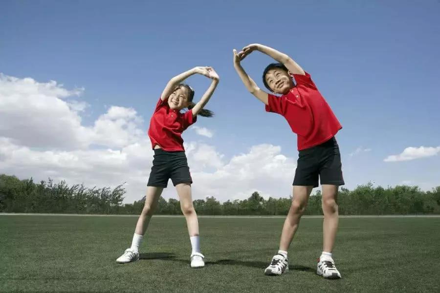 踢球和跳绳类似的伸展运动也可以拉伸孩子的关节,促进孩子长高