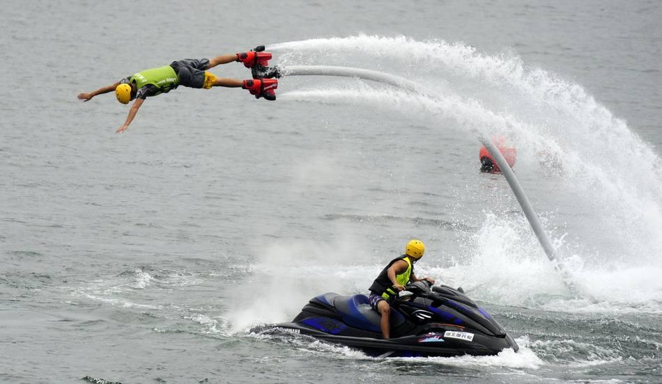 去海边旅游,不会游泳也可以酷炫的得瑟
