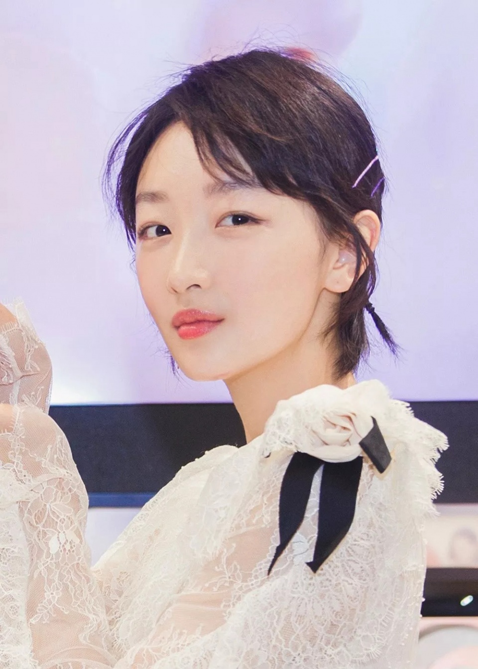 周冬雨为何那么时尚,原因只是剪对这款短发发,让身材比例协调了