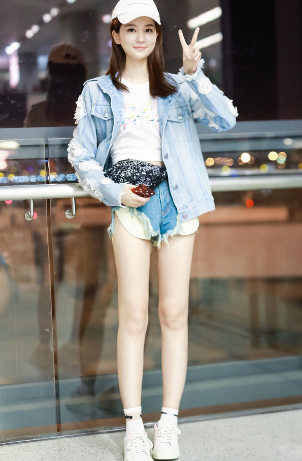 乔欣现身机场,短裤这么短还是高开叉的