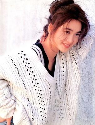 她17岁以性感闻名全香港,34岁嫁百亿豪门,52岁被老公宠成少女!