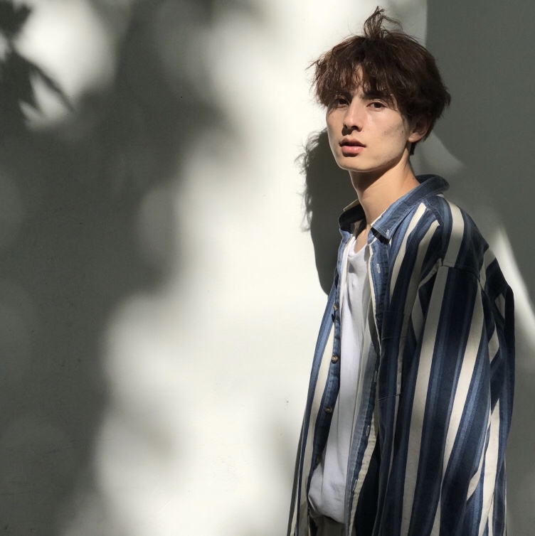 一个帅气可爱的卷毛小哥哥