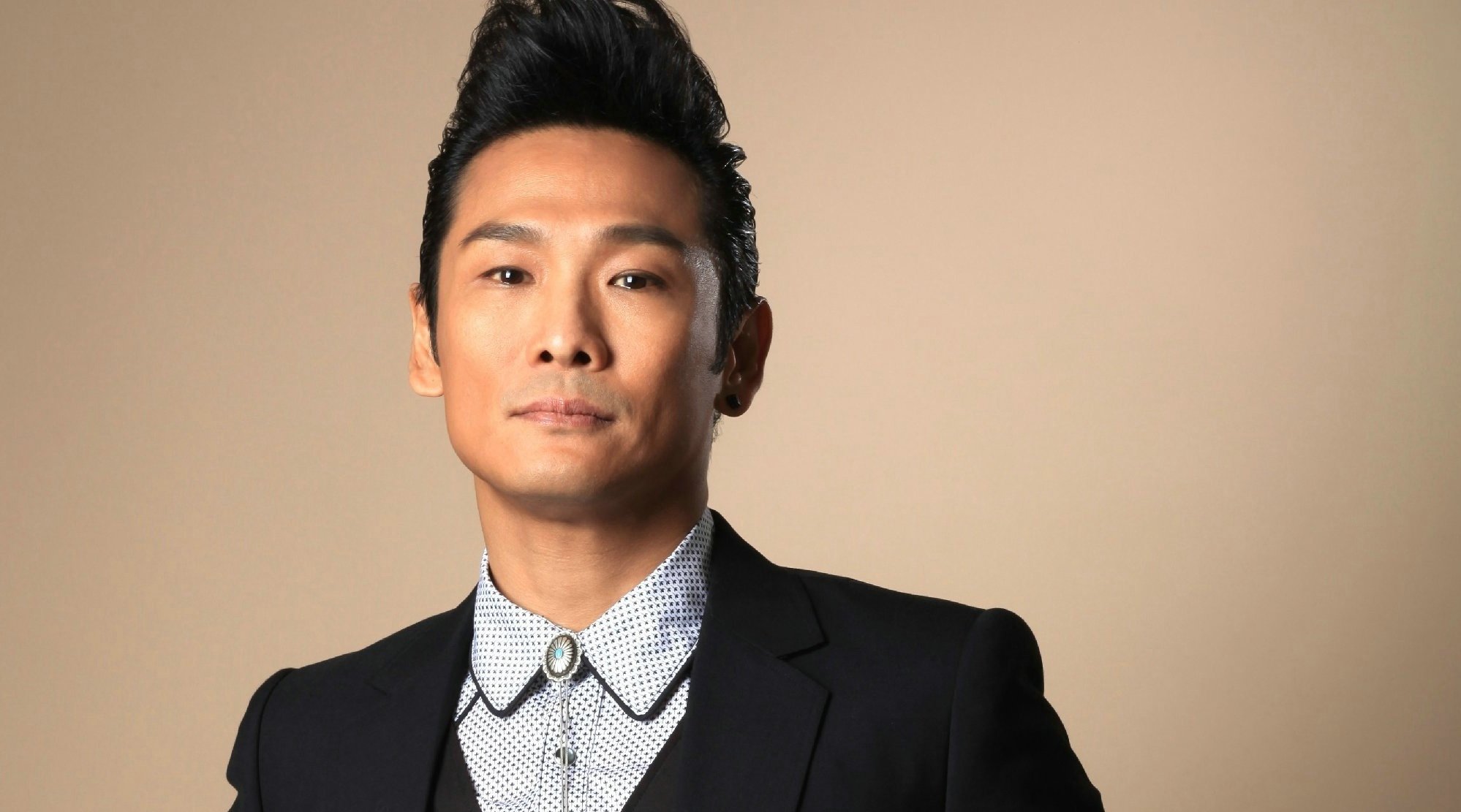 《无心伤害》是香港歌手杜德伟的r&b风格代表作,由小虫作词作曲