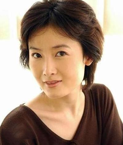 而在哈辉之前,他的前妻就是陈娜,当时两人爱的也是轰轰烈烈,更是举行