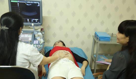 哑巴孕妇怀上双胞胎,孩子出生后,婆婆笑开花,娘家妈哭泣不已