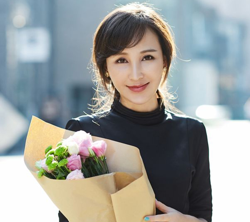 演了24部戏也没红,导演老公也捧不红她,如今44岁快被大家遗忘了