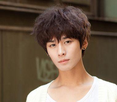 从去年末开始,男士发型开始流行两边短中间长的款型了,烟花烫也能如此