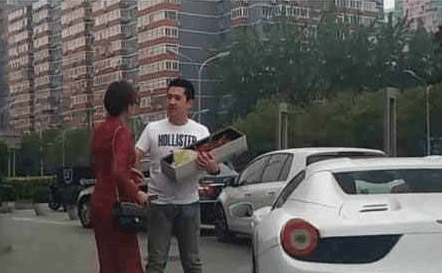 土豪自信开豪车捧鲜花表白女神, 结局你们应该