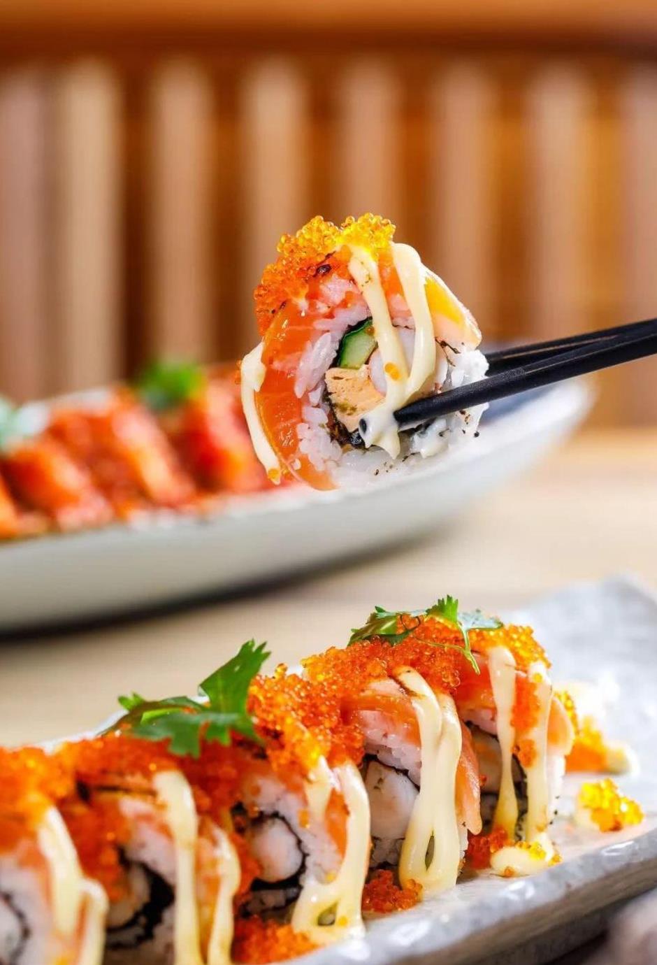 味蕾上舞蹈,好吃到停不下~秘制甜辣三文鱼卷寿司寿司居然有这么多的酱