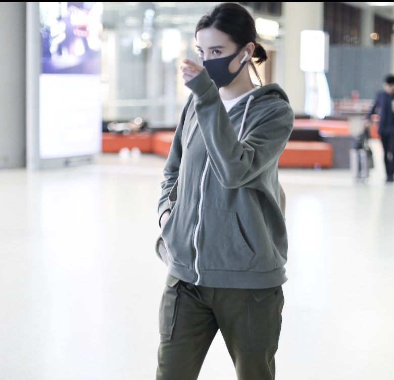 宋佳口罩遮面穿灰色卫衣搭配军绿色休闲裤现身机场 皮肤白皙