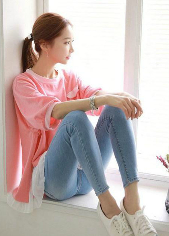 牛仔裤美女,坐在木板上,拿起手机自拍的一瞬间,既文静又清新