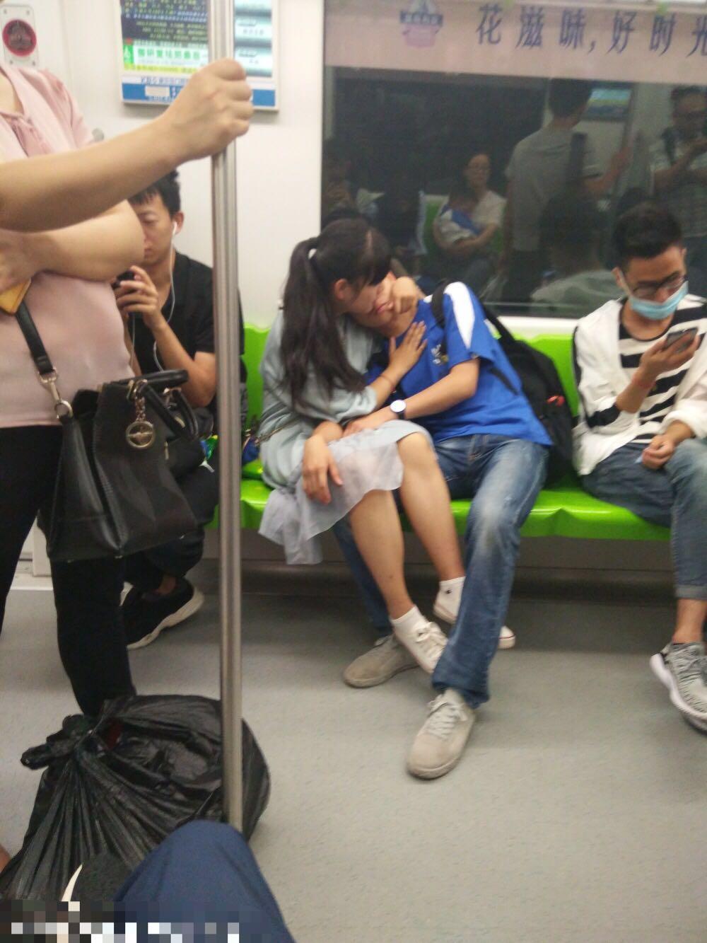 00后情侣 地铁开始公然撒狗粮了!90后已经变成老阿姨了吧