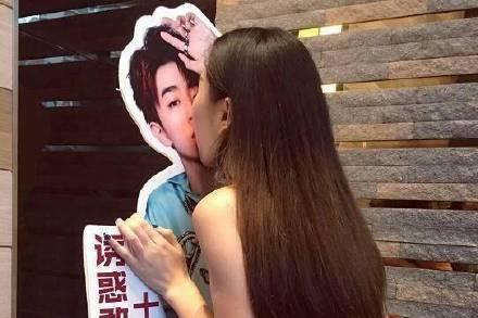 王俊凯的人形广告牌也经常被女粉丝亲,唇印全都留在了上边,粉丝疯狂
