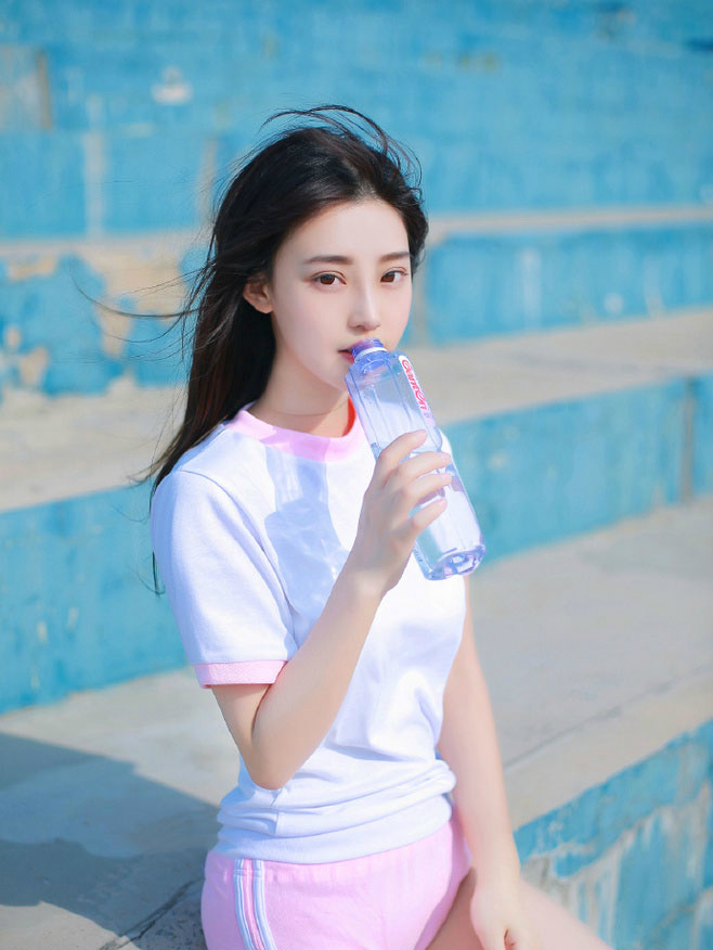 2/ 6学生妹这么穿超清纯,白色的修身衬衫装扮,轻松化身学院派女神