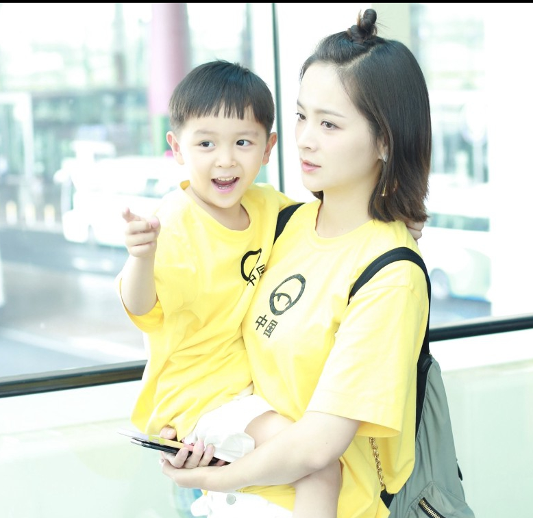 邓莎大麟子母子二人穿亲子装现身机场 妈妈清新又减龄儿子超级萌